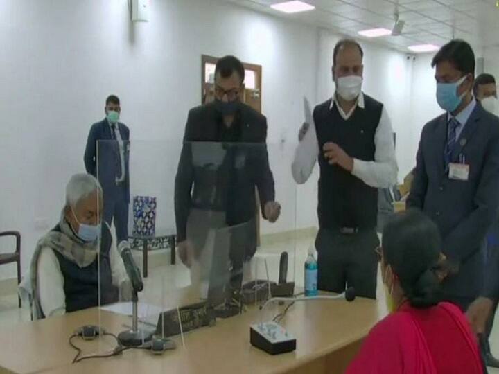 Janta Darbar: स्वास्थ्य विभाग से जुड़ी समस्याओं को सुनकर 'बिफरे' CM नीतीश कुमार, कहा- ऐसे कैसे हो रहा है Janta Darbar: Hearing the problems related to the health department, CM Nitish Kumar 'bifare', said - how is this happening Janta Darbar: स्वास्थ्य विभाग से जुड़ी समस्याओं को सुनकर 'बिफरे' CM नीतीश कुमार, कहा- ऐसे कैसे हो रहा है