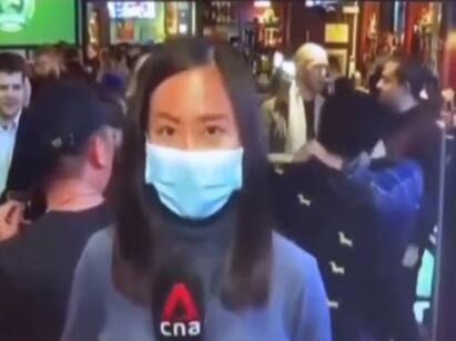 Beijing : two men kissing during live news broadcast goes viral on internet - watch video Watch video : பெய்ஜிங்கில் நேரலை ஒளிப்பரப்பில் முத்தக்காட்சி... 2 ஆண் நண்பர்களின் வைரல் வீடியோ..!