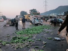 Photo: पुणे-मुंबई महामार्गावर गाडी पलटी; रस्त्यावर पसरली केळी