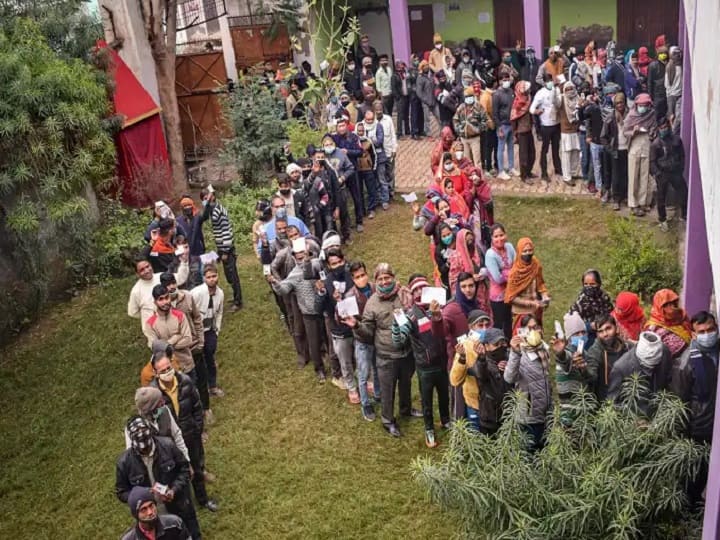 Polling for 55 seats in the second phase will be held in UP today, while polling will be held in Goa and Uttarakhand today Elections 2022 : यूपीमध्ये दुसऱ्या टप्प्यातील 55 जागांसाठी मतदान, तर गोवा आणि उत्तराखंडमध्येही आज होणार मतदान  