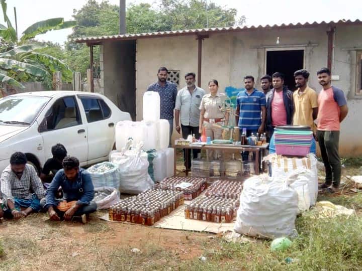 Counterfeit distillery found near Thanjavur - 700 bottles, 2000 empty bottles confiscated தஞ்சாவூர் அருகே போலி மதுபான ஆலை கண்டுபிடிப்பு - 700 மதுபாட்டில்கள், 2000 காலி மதுபாட்டில்கள் பறிமுதல்