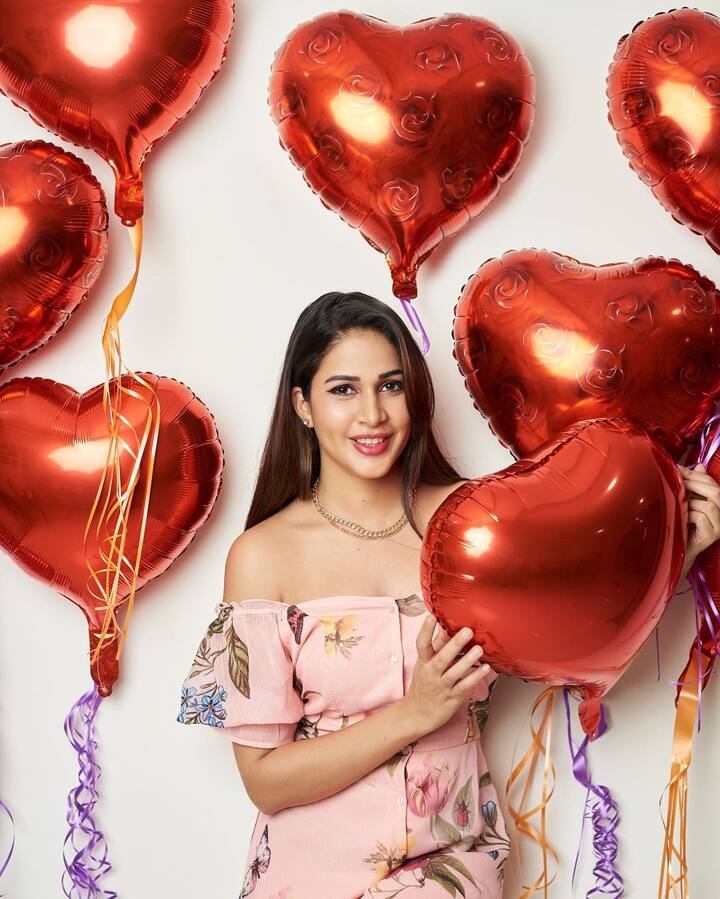 వాలెంటైన్స్ డే రోజు పోస్టు చేయడంలో ఏమిటి విషయం అని అడుగుతున్నారు నెటిజన్లు. -Image credit: Lavanya Tripathi/Instagram