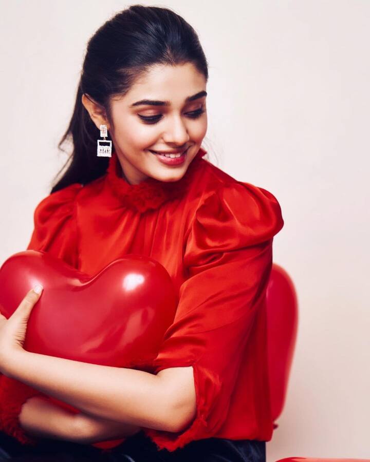 వాలెంటైన్స్ డే సందర్భంగా ప్రేమ పాఠాలు చెబుతోంది. ప్రపంచంలో ఆనందకరమైనవి రెండే రెండని ఒకటి ప్రేమించడం, రెండూ ప్రేమించబడడం అని క్యాప్సన్ రాసింది ఇన్ స్టాలో. -Image credit: KrithiShetty/Instagram