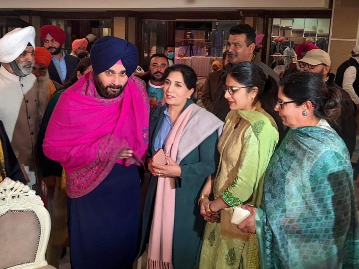 Punjab Election 2022: Sidhu Remains Silent During Priyanka Gandhi's Dhuri Rally, Refuses To Take Stage Punjab Election 2022: Sidhu Remains Silent During Priyanka Gandhi's Dhuri Rally, Refuses To Take Stage