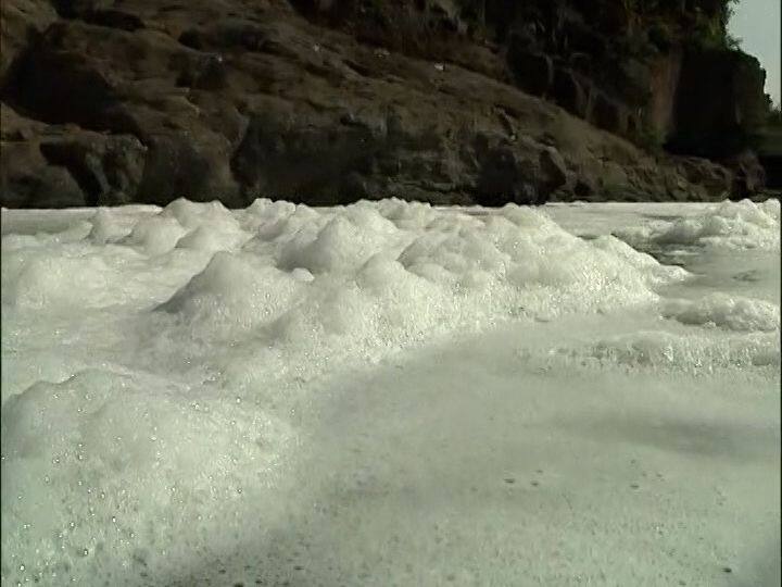 नाशिककरांच्या पिढ्यान-पिढ्यांसाठी सहलीचं हक्काचं ठिकाण असणारा हा धबधबा आता फेसाळला आहे