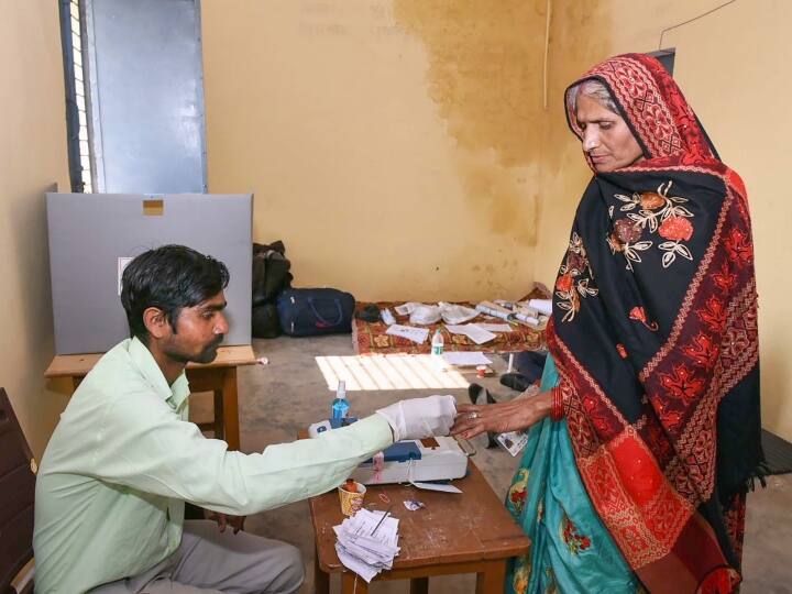 Election 2022: UP में 62.22 फीसदी वोटिंग, गोवा में 78% से ज्यादा हुआ मतदान, उत्तराखंड में 62.5% लोगों ने डाले वोट