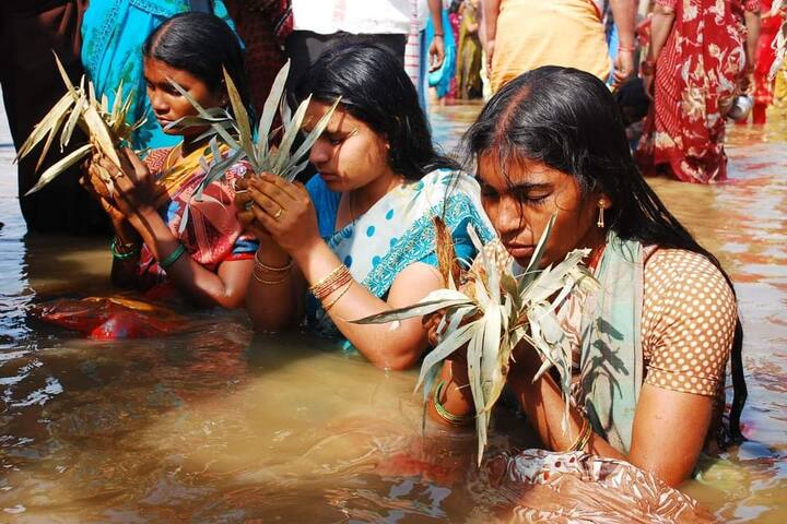 పుణ్యస్నానాలు ఆచరిస్తున్న భక్తులు