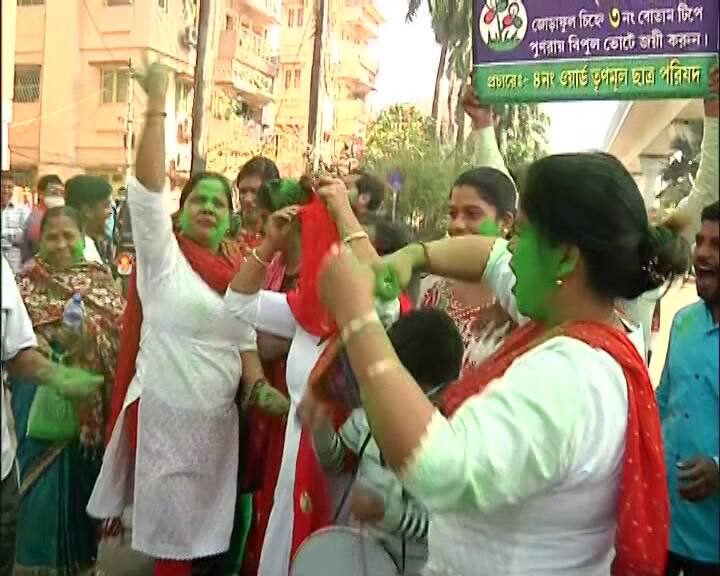 শিলিগুড়ি, থেকে আসানসোল, চন্দননগর--বাকি ৩ পুরসভাতেও বহু এগিয়ে তৃণমূল। ফলপ্রকাশের আগেই বিভিন্ন পুরসভায় শুরু উৎসব।