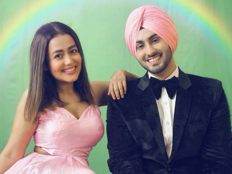 Valentine's Day सेलिब्रेशन में रोमांस में डूबीं Neha Kakkar, पति Rohanpreet Singh को कर लिया किस