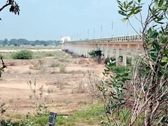 திருச்சென்னம்பூண்டியில்  குடிநீர் நீரேற்று நிலையம் அமைக்க எதிர்ப்பு - கருப்பு கொடி கட்டி கிராம மக்கள் போராட்டம்