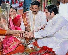 Varun Gandhi Wedding: वरुण गांधी की शादी की रेयर तस्वीरें देखें, पत्नी Yamini Roy को रखते हैं लाइमलाइट से दूर