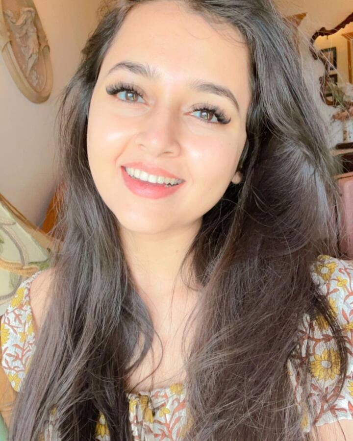 मुलाखतीमध्ये तेजस्वीनं सांगितलं, 'मी अजून काही प्लॅन केला नाही. माझ्याकडे श्वास घेण्यासाठी देखील वेळ नाहीये मी खूप व्यस्त आहे. मी शूटिंगमध्ये व्यस्त असू शकते त्यामुळे शूटिंग झाल्यानंतर मी आणि करण डिनरला जावू. मी अजून फिक्स असा कोणताही प्लॅन केलेला नाही.'  (photo:tejasswiprakash/ig)