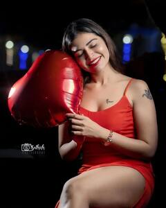 Actress dharsha gupta: காதலே காதலே தனி பெருந்துணையாய் தர்ஷா குப்தா... காதலர் தினத்தில் காரில் ஏறி போட்டோஷூட்..!