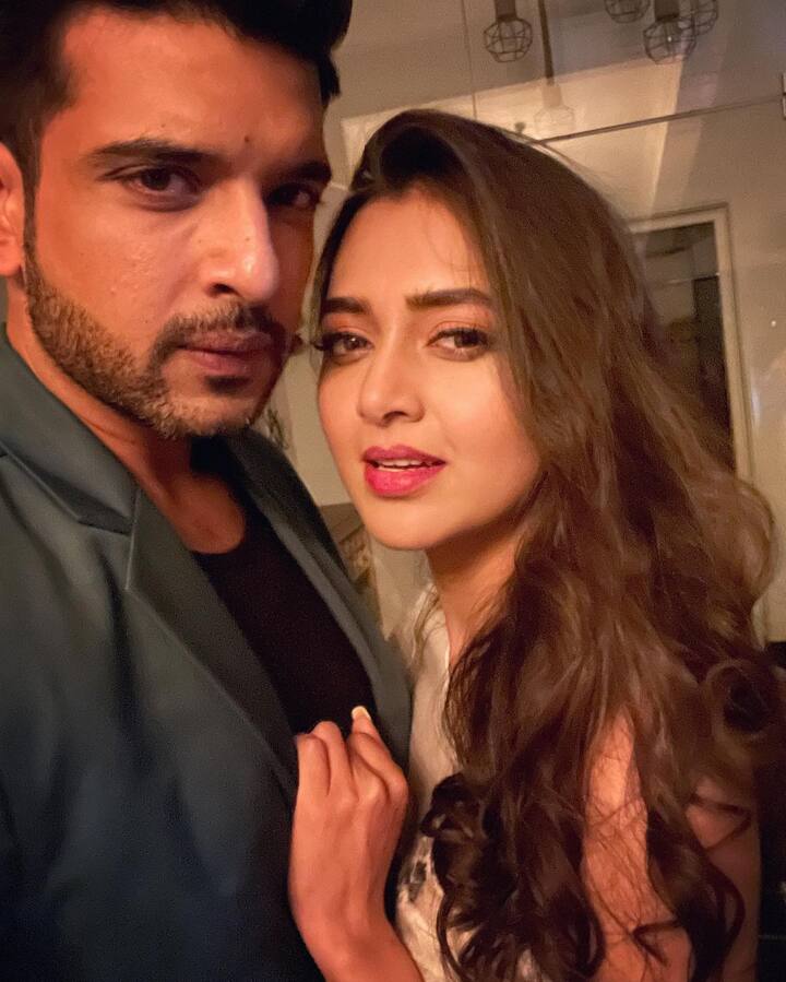 तेजस्वी (Tajasswi Prakash) और करण (Karan Kudraa) का ये पहला वैलेंटाइन डे (Valentine Day) है. जिसे दोनों ने खास तरीके से सेलिब्रेट करने का मन बनाया है. फैंस को इन दोनों की वैलेंटाइन फोटोज देखने का इंतजार नहीं हो रहा है.