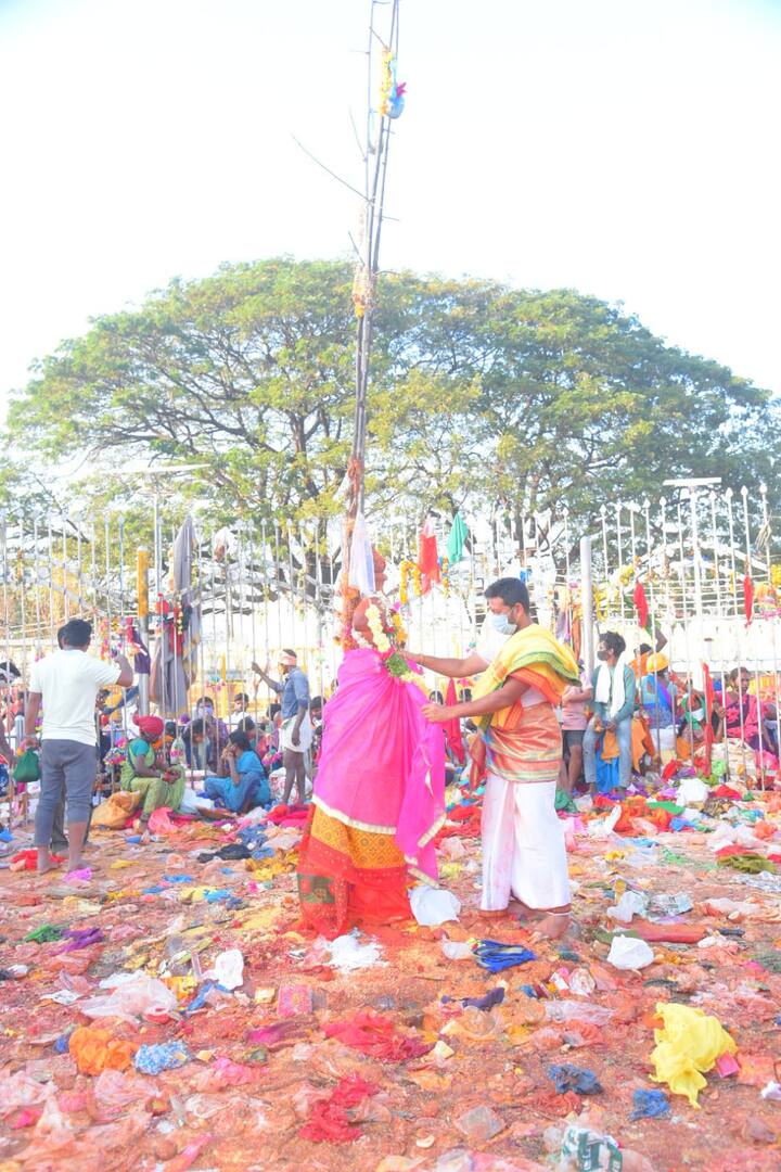 మొక్కులు తీర్చుకుంటున్న భక్తజనం