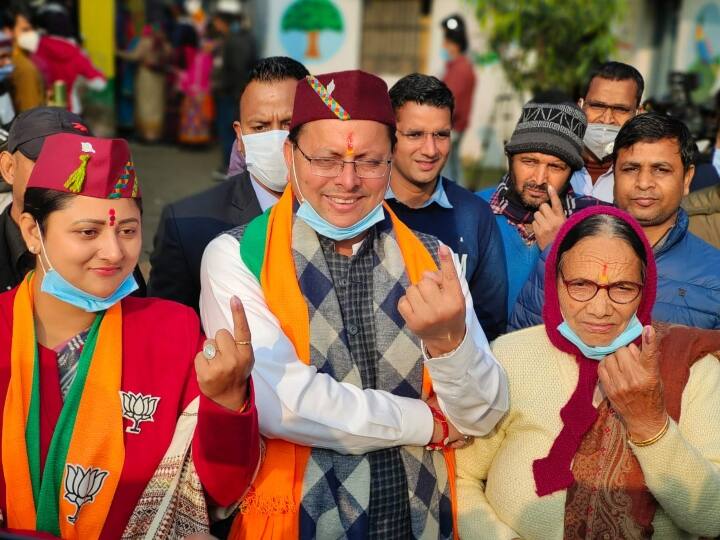 Uttrakhand Election 2022 Voting: उत्तराखंड की 70 विधानसभा सीटों पर आज सुबह से ही मतदान हो रहा है. लोकतंत्र के इस महापर्व में मुख्यमंत्री पुष्कर सिंह धामी समेत तमाम नेताओं ने वोट डाला. सीएम धामी अपनी मां विशना देवी और पत्नी गीता धामी के साथ खटीमा में वोट डाला. उन्होंने इसकी तस्वीर अपने आधिकारिक ट्विटर हैंडल पर शेयर की और लिखा 'पहले मतदान, फिर जलपान'