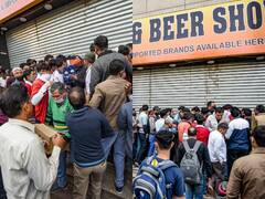 Delhi Liquor News: दिल्ली में शराब पर भारी डिस्काउंट, कहीं 35% छूट तो कहीं एक पर एक फ्री पाने के लिए ठेकों पर लगी भारी भीड़