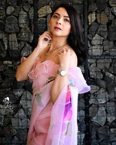 Valentines Special : सोनाली रंगली प्रेमाच्या गुलाबी रंगात; फोटो चर्चेत!