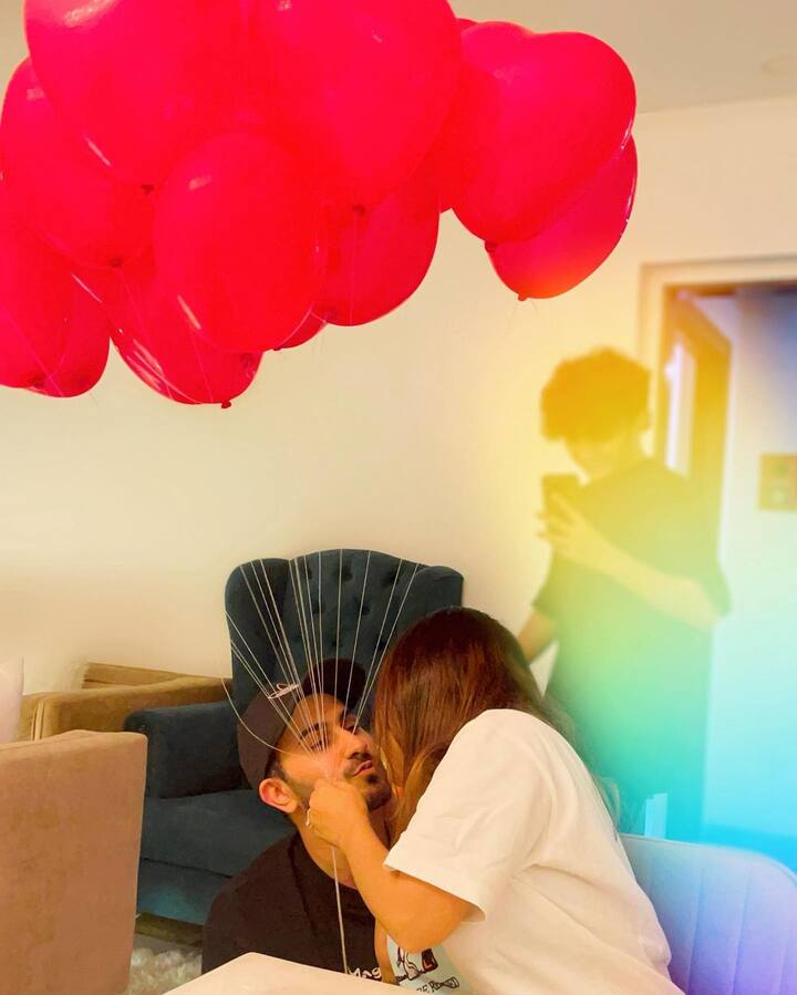 नेहा कक्कड़ ने सोशल मीडिया पर रोमांटिक तस्वीरों को शेयर करते हुए लिखा, रोहू अपनी नेहू को स्पेशल फील करवाने का कोई मौका नहीं छोड़ते. आई लव यू रोहनप्रीत सिंह, सभी को हैप्पी वैलेंटाइन डे. इस वैलेंटाइन पोस्ट में ये कपल एक दूसरे की निगाहों में डूबा नज़र आ रहा है.