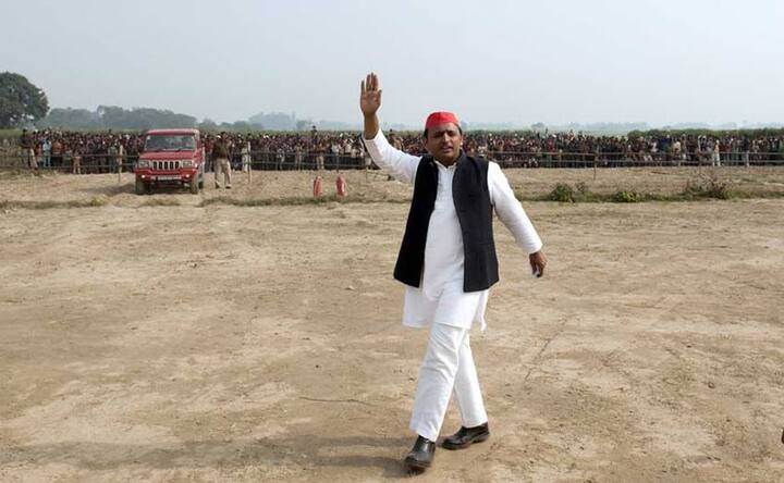 अखिलेश यादव के नाम जो पहला रिकॉर्ड है वह यह है कि सपा प्रमुख उत्तर प्रदेश के मुख्यमंत्री बनने वाले सबसे कम उम्र के नेता हैं. यूपी में अब तक उनसे युवा सीएम कोई नहीं हुआ है.