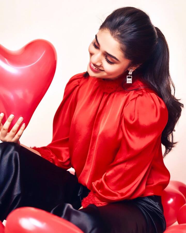 ఉప్పెన సినిమాతో ప్రజల గుండెల్లో ఉప్పెన రేపింది కృతి శెట్టి -Image credit: KrithiShetty/Instagram