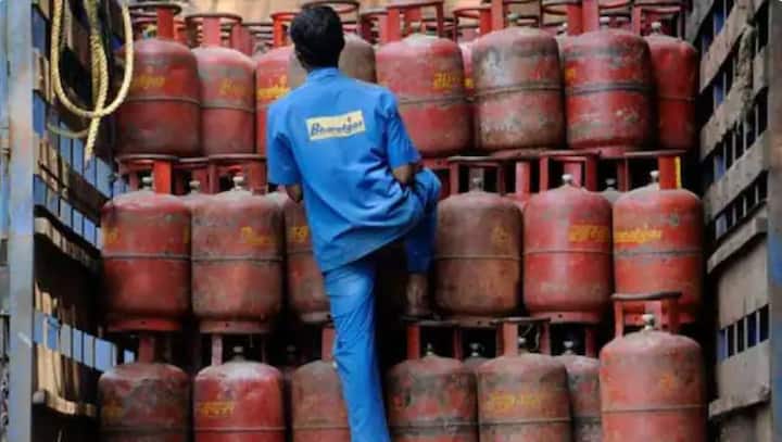 LPG Cylinder Expiry Date Information: জিনিস কেনার আগে তার মেয়াদ ফুরোনোর দিন সম্পর্কে জেনে নেন বেশিরভাগ ক্রেতা। অথচ রান্নার গ্যাসের সিলিন্ডারের বেলায় দেখতে ভুলে যান সবকিছু। জেনে নিন আপনার এলপিজি সিলিন্ডার কতটা সুরক্ষিত।