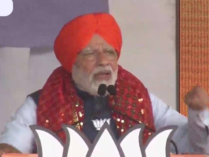 पीएम मोदी (PM Modi) ने कहा कि कांग्रेस की नीतियों ने पंजाब में उद्योगों को नष्ट कर दिया और रोजगार को प्रभावित किया है. उन्होंने पार्टी पर कटाक्ष करते हुए सभा में मौजूद लोगों से सवाल किया कि जो लोग आपस में लड़ रहे हैं, क्या वे स्थिर सरकार दे सकते हैं.