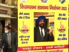 Uttrakhand Election: सीएम पुष्कर धामी ने मां और पत्नी गीता धामी के साथ किया मतदान, इन दिग्गजों ने भी डाला वोट