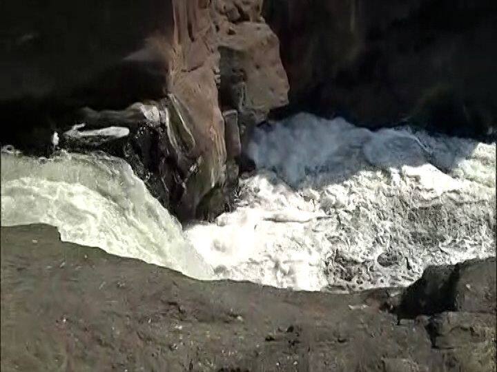 सोमेश्वर धबधबाच्या वरच्या बाजूस असणारा एसटीपी प्लँट या मलनिस्सारण केंद्रातून गोदावरी नदीमध्ये कोणतीही प्रकिया करून पाणी सोडले जात नसल्याचा स्थानिक लोकप्रतिनिधी आणि नागरिकांचा आरोप आहे.