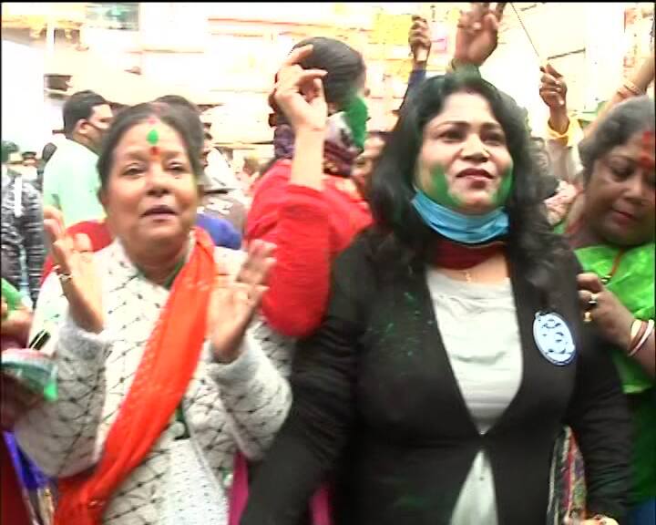 শিলিগুড়িতে ৩০ টি এগিয়ে তৃণমূল। ২টি ওয়ার্ডে এগিয়ে বিজেপি। ১ টিতে এগিয়ে কংগ্রেস।