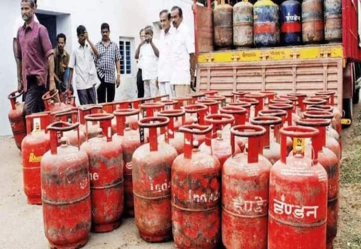 2022 লেখা আছে, সেগুলো 2022 সালের দ্বিতীয় ত্রৈমাসিকের (জুলাই-সেপ্টেম্বর) মধ্যে পরীক্ষার জন্য পাঠানো হবে। C 2022 এর অর্থ হল 2022 সালের তৃতীয় প্রান্তিকে(অক্টোবর-ডিসেম্বর) মাসে পাঠাতে হবে নির্দিষ্ট সিলিন্ডারগুলি। যে সিলিন্ডারের উপরে D 2022 লেখা আছে সেগুলো 2022 সালের চতুর্থ ত্রৈমাসিকের (জানুয়ারি-মার্চ) মধ্যে পুনরায় পরীক্ষার জন্য পাঠাতে হবে।