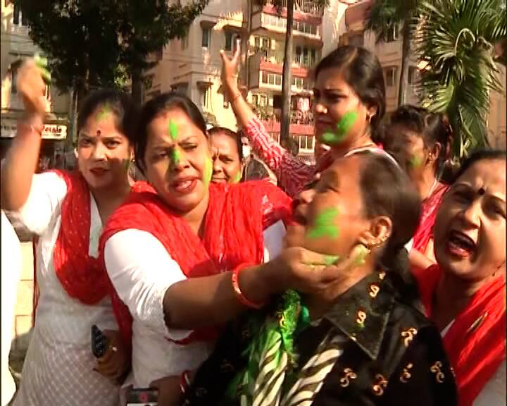 চারিদিকে উড়ছে সবুজ আবির, একে অপরকে মাখিয়ে দিচ্ছেন আবির।