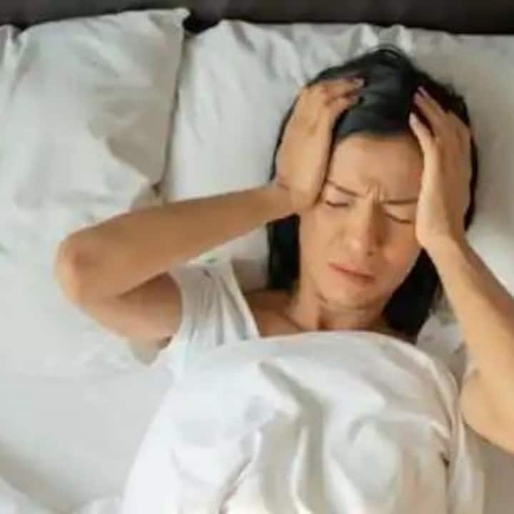 কিন্তু, অনেক সময়ই আমরা নিদ্রাহীনতার ভুগি। এখনকার লাইফস্টাইল এজন্য অনেকাংশে দায়ী। এর সঙ্গে রয়েছে খাদ্যাভ্যাস। এমন কয়েকটি খাবার রয়েছে যেগুলি রাতে এড়িয়ে গেলে ঘুম ভাল হতে পারে।