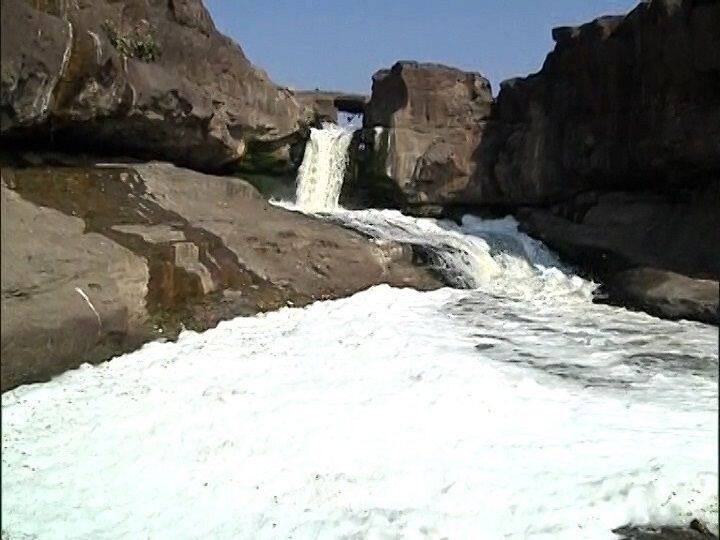 खळखळून वाहणारा नाशिकचा प्रसिद्ध सोमेश्वर धबधबा प्रदूषणाच्या विळख्यात सापडला आहे.