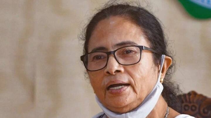 ২০২৪ নিয়ে-‘‘আমি মনে করি, আঞ্চলিক দলগুলির মধ্যে বোঝাপড়া থাকা দরকার। এমকে স্ট্যালিন, কেসিআর-এর সঙ্গে কথা হয়েছে আমার। সবাই মিলে চেষ্টা করছি। যে ভাবে যুক্তরাষ্ট্রীয় কাঠামোকে ভেঙে দেওয়া হচ্ছে, সংবিধান লঙ্ঘন হচ্ছে, এ সব নিয়ে একমত আমরা। তাই সকলের এক জায়গায় আসা দরকার।’’