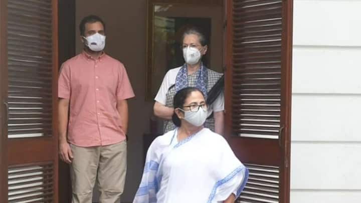 কংগ্রেস সম্পর্কে-‘‘ওরা ওদের মতো চলবে, আমরা আমাদের মতো। কোনও আঞ্চলিক দলের সঙ্গে ওদের ভাব নেই। কিছু জায়গায় সরকার রয়েছে বলে অনেকে থাকতে বাধ্য হয়। সিপিএমকেও একসঙ্গে কাজ করার কথা বলেছিলাম আমি। কংগ্রেসকেও। কেউ যদি না করে, কী করবেন! কারও প্রতি ব্যক্তিগত উষ্মা নেই আমার। কংগ্রেসের বিরুদ্ধে লড়াই করতেই বা যাব কেন! যারা নিজেদের ধর্মনিরপেক্ষ বলে, তাদেরই তো দায়িত্ব সকলকে এক জায়গায় করার। যুদ্ধে কাঠবিড়ালিরও সাহায্য লাগে। এই যুদ্ধ দেশকে সন্ত্রাস, বেকারত্ব, থেকে রক্ষার যুদ্ধ। যুদ্ধ সংবিধান এবং ইতিহাস রক্ষার।’’
