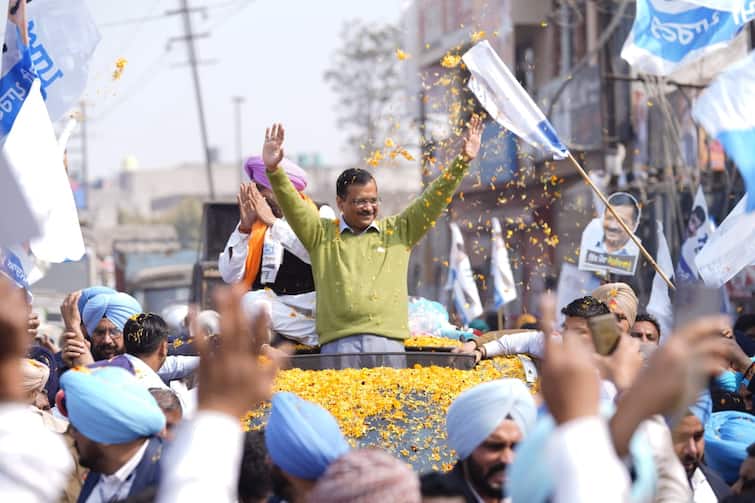 Punjab Polls 2022: AAP leader Arvind Kejriwal offers prayers at Hanuman Temple in Delhi as party sweeps Punjab Punjab Polls Results 2022: পাঞ্জাবে জয়জয়কার আম আদমি পার্টির, মন্দিরে পুজো কেজরিওয়ালের