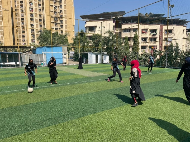 देशभर में छिड़े विवाद के बीच महाराष्ट्र के ठाणे में लड़कियों ने हिजाब पहनकर खेला फुटबॉल मैच