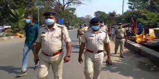 Hooghly: পুরভোটের আগে ভোটারদের আশ্বাস দিতে তারকেশ্বের পুলিশের রুট মার্চ