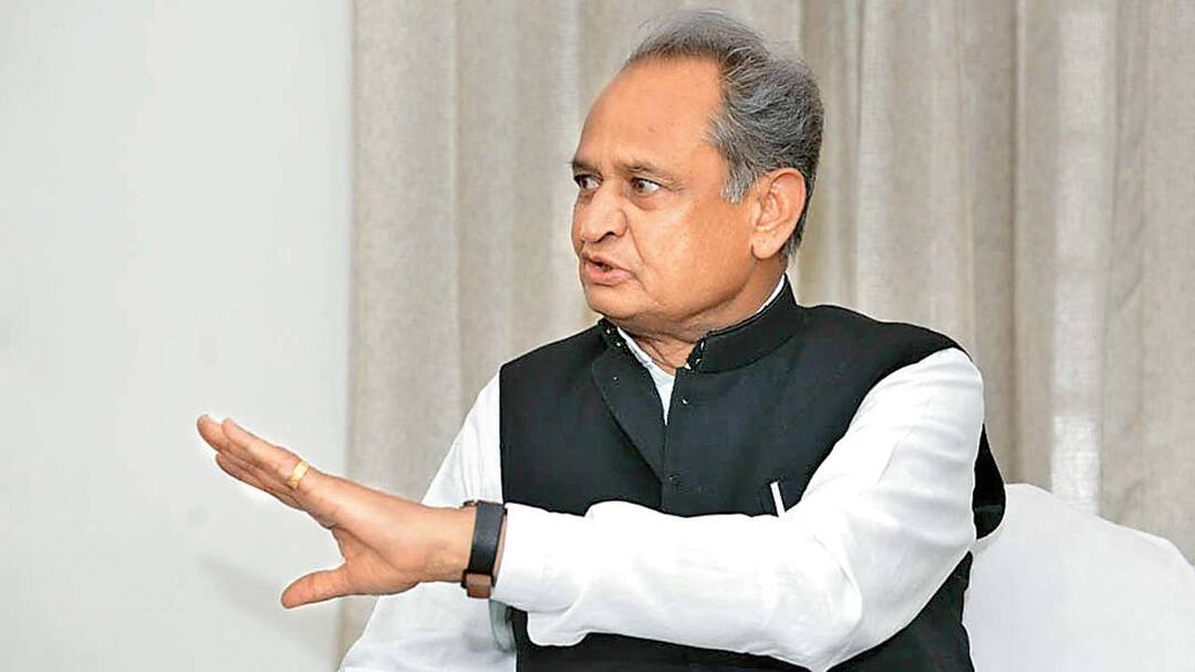 Rajasthan News: बच्ची से शर्मनाक हरकत करने वाला मिनटों में गिरफ्तार, सीएम Ashok Gehlot ने कॉन्स्टेबल को फोन कर कही ये बात Sirohi Rajasthan man arrested for shameful acts with minor CM Ashok Gehlot congratulated Constable Labhu Singh ANN Rajasthan News: बच्ची से शर्मनाक हरकत करने वाला मिनटों में गिरफ्तार, सीएम Ashok Gehlot ने कॉन्स्टेबल को फोन कर कही ये बात