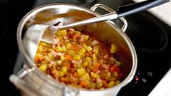 Easy Recipe: ডাল-ভাতেই তৃপ্তির ঢেকুর, পাতে যদি যাতে মুলো-গাজরের আচার