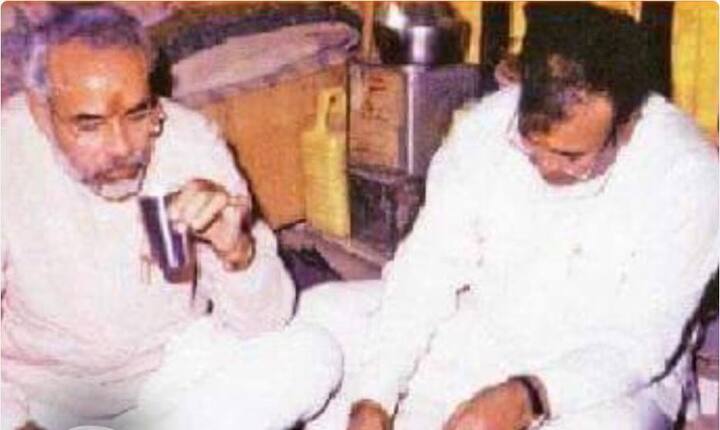 पीएम मोदी इस तस्वीर में भोजन ग्रहण करते नजर आ रहे हैं.