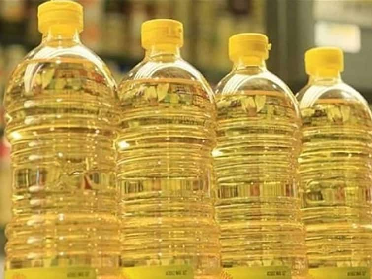 Indians Stock Up Cooking Oil, Fuel Fearing Shortages Amid Ukraine War Ukraine War : রাশিয়া-ইউক্রেন যুদ্ধের প্রভাবে কি টান পড়বে ভোজ্য তেলের ভাঁড়ারে?