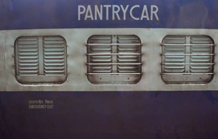 ट्रेन में खाना ऑर्डर करने के लिए IRCTC के मोबाइल ऐप, www.ecatering.irctc.co.in वेबसाइट का इस्तेमाल कर सकते हैं या फिर 1323 पर कॉल कर भी खाने की बुकिंग कराई जा सकती है.