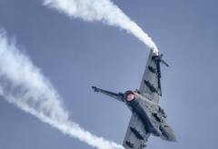 Singapore Air Show: सिंगापुर एयर शो में एलसीए तेजस का दम, स्वदेशी लड़ाकू विमान की देखें ये शानदार तस्वीरें