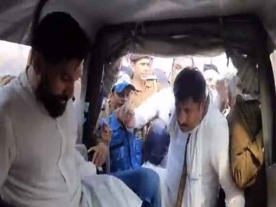Chirag Paswan Arrested: राजभवन मार्च के दौरान चिराग को पुलिस ने किया गिरफ्तार, कार्यकर्ताओं पर जमकर चटकाईं लाठियां Chirag Paswan Arrested: राजभवन मार्च के दौरान चिराग को पुलिस ने किया गिरफ्तार, कार्यकर्ताओं पर जमकर चटकाईं लाठियां
