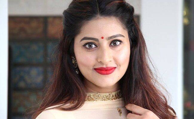 நடிகை சினேகாவின் இயற்பெயர் சுகாசினி