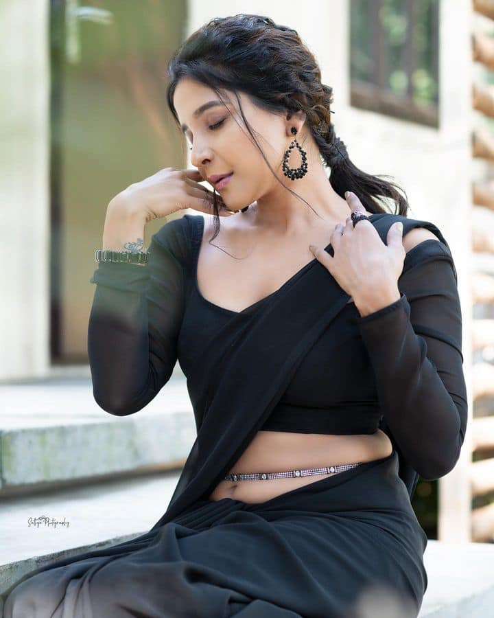 ஓ கூந்தலுக்குள்ளே ஒரு வீடு கட்டுங்கள் காதலுக்குள்ளே கிடையாது சட்டங்கள்
