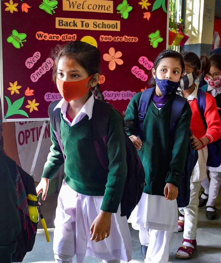 शहर में स्कूल पिछले साल कुछ समय के लिए खुले थे लेकिन कोरोना वायरस के ओमीक्रोन वैरिएंट के आ जाने से बीती 28 दिसंबर को फिर बंद कर दिए गए थे. पिछले दो सालों में बच्चों के स्कूल लगभग बंद ही रहे हैं.