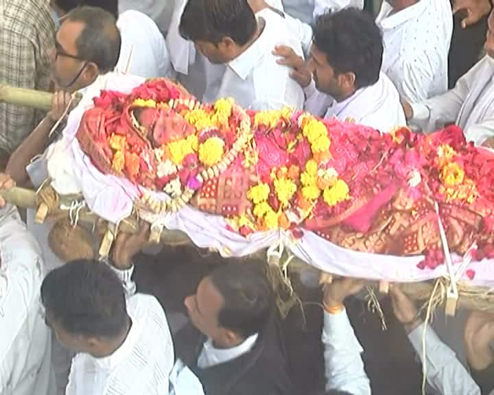 Funeral of Surat girl Grishma  vekriya સુરતના પાસોદરાની દીકરીની દર્દનાક વિદાય, પરિવાજનો હિબકે ચઢ્યાં. આક્રિકાથી આવેલા પિતાએ વ્હાલસોયી દીકરીની વિદાયથી શોકાતૂર